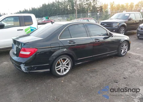 2013 Mercedes-Benz C 250 Sport z USA, uszkodzony, nr VIN WDDGF4HB8DR293955